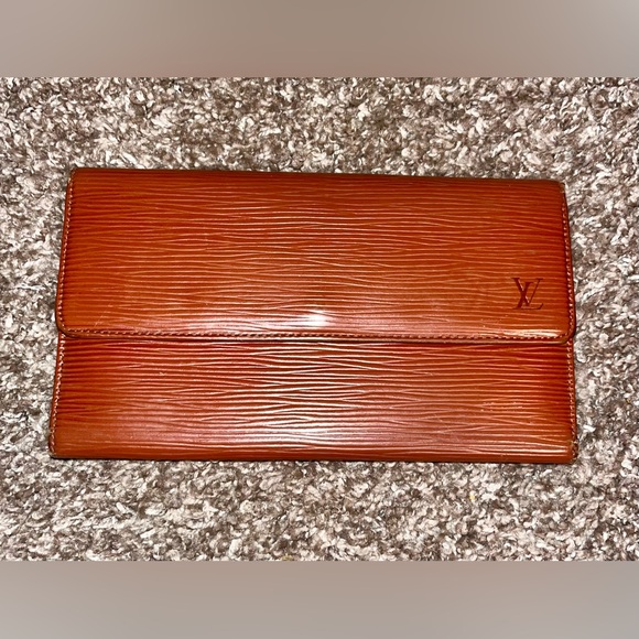 VINTAGE LOUIS VUITTON EPI LONG WALLET - Picture 3 of 13